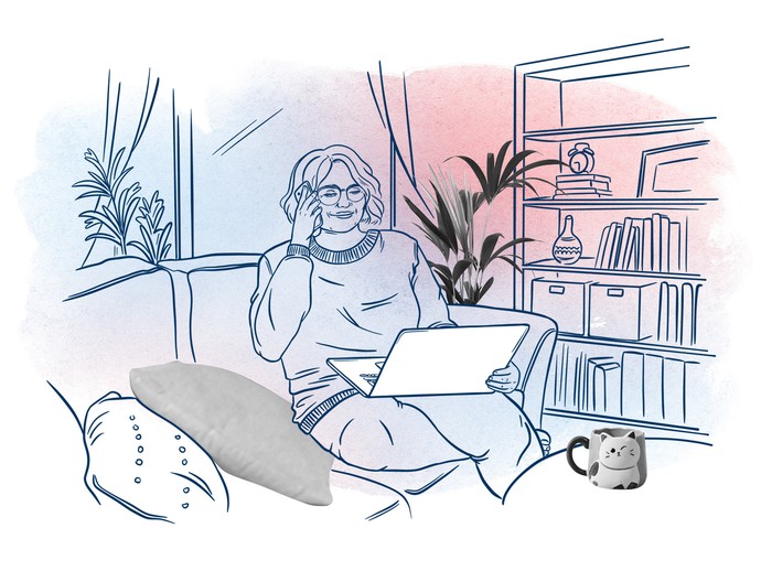 Illustration von einer Frau in ihrem Wohnzimmer mit Laptop auf dem Schoß und Smartphone am Ohr. (vergrößerte Bildansicht wird geöffnet)