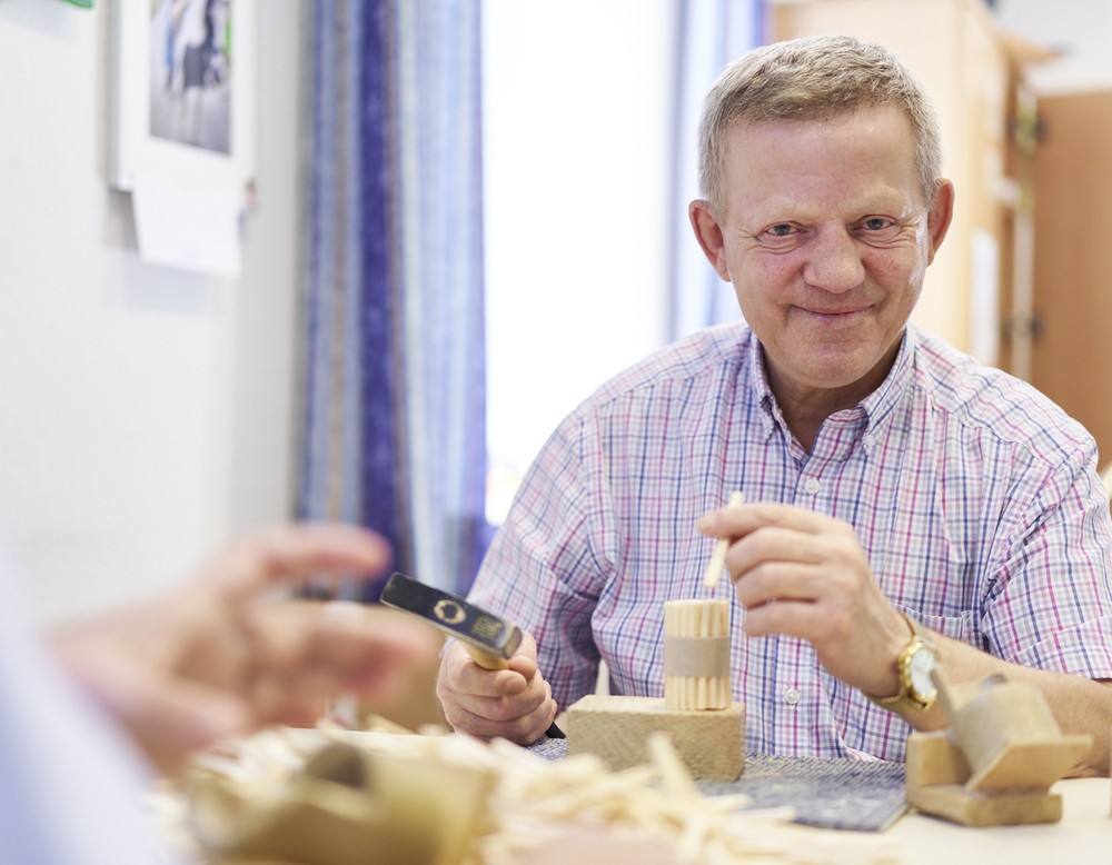 Ein Mann arbeitet in einer Holzwerkstatt