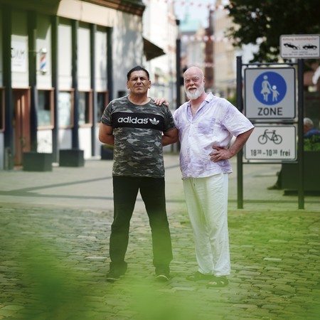 Ertun Sarkaya und Matthias Munko vor einer Fußgängerzone.