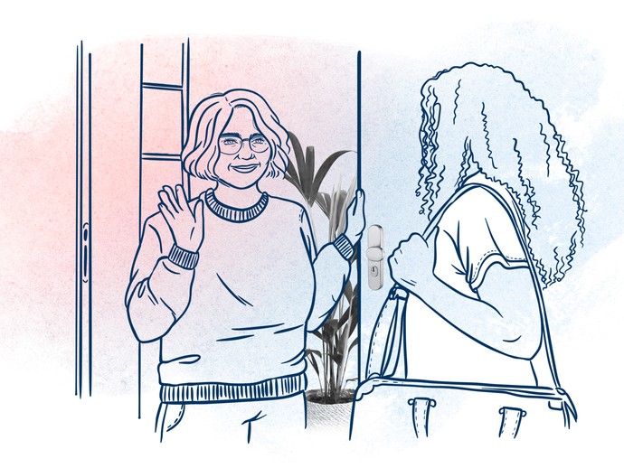 Eine Frau begrüßt eine Mitarbeiterin eines Fachdienstes an ihrer Wohnungstür (vergrößerte Bildansicht wird geöffnet)