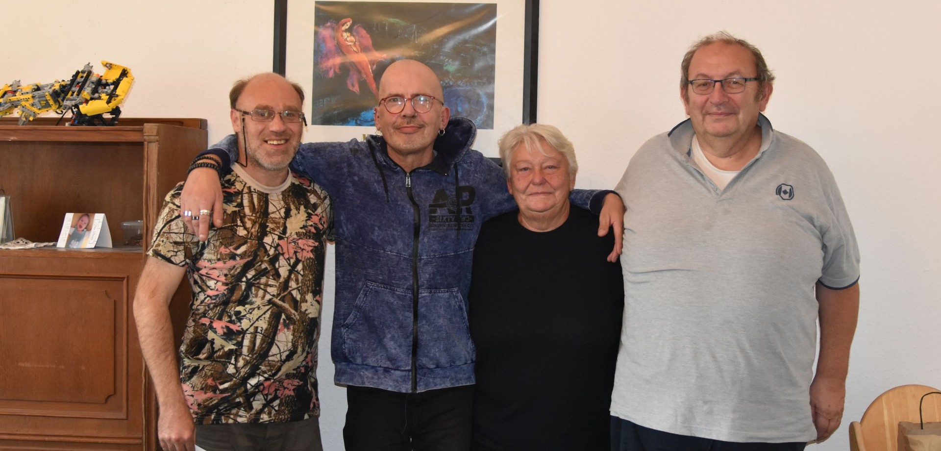 Gruppenfoto einer Gastfamilie mit drei Männern und einer Frau im Wohnzimmer