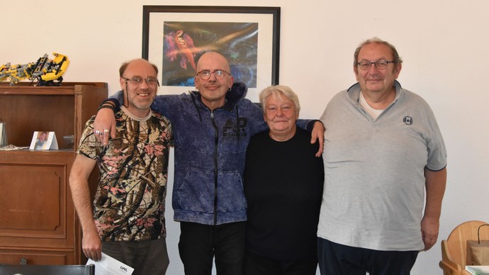 Gruppenfoto einer Gastfamilie mit drei Männern und einer Frau