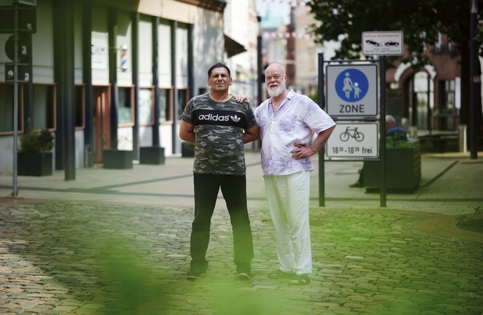 Matthias Munko und Ertun Sarkaya vor einer Fußgängerzone