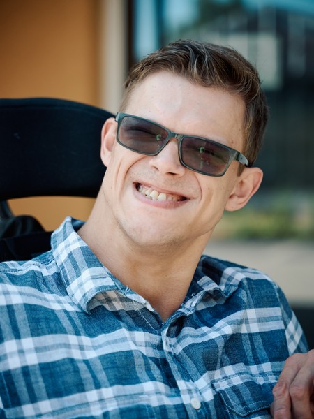 Portrait: Till Martenka mit Sonnenbrille