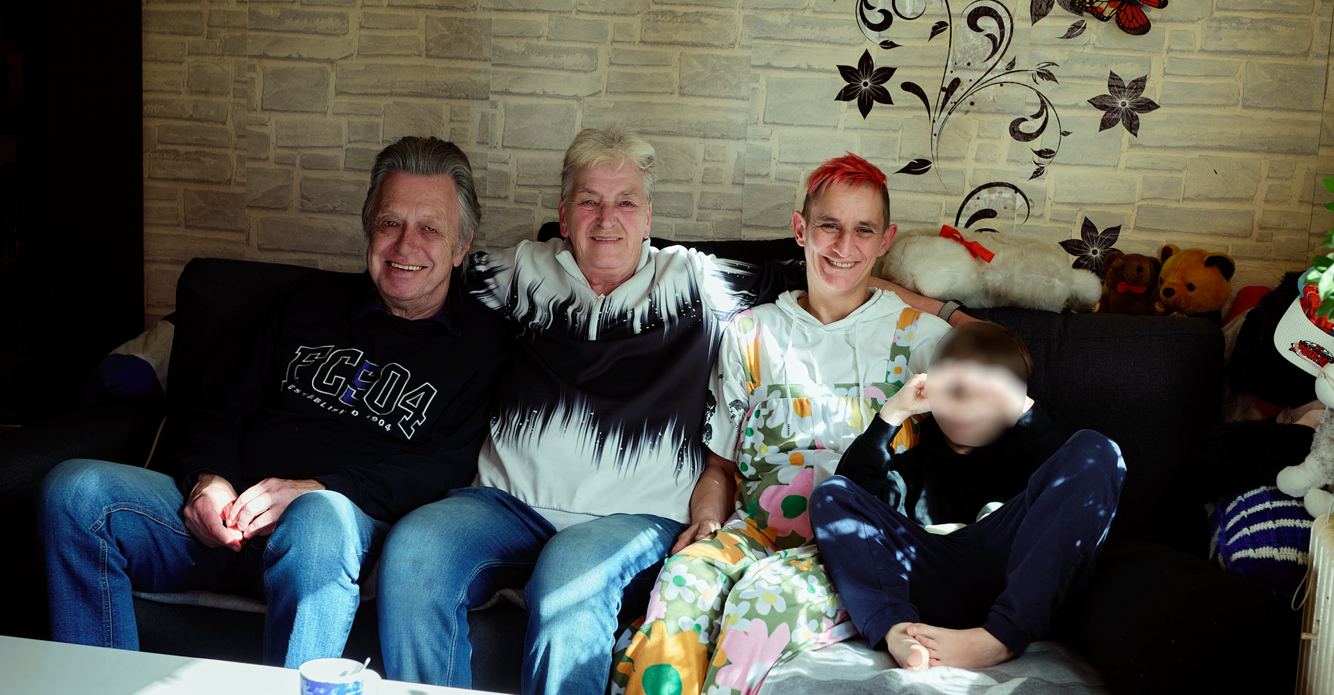 Die Gastfamilie, Nadine Noack und ihr Sohn sitzen gemeinsam auf dem Sofa