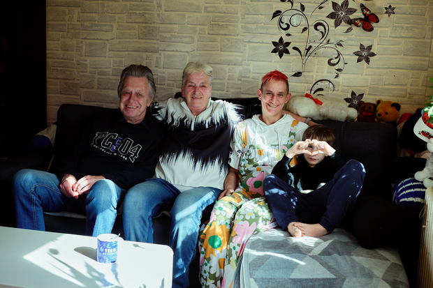 Nadine Noack, Sohn Felix und Herbert und Ute Karg sitzen lächeln zusammen auf dem Sofa Nadine Noack, Sohn Felix und Herbert und Ute Karg sitzen lächeln zusammen auf dem Sofa