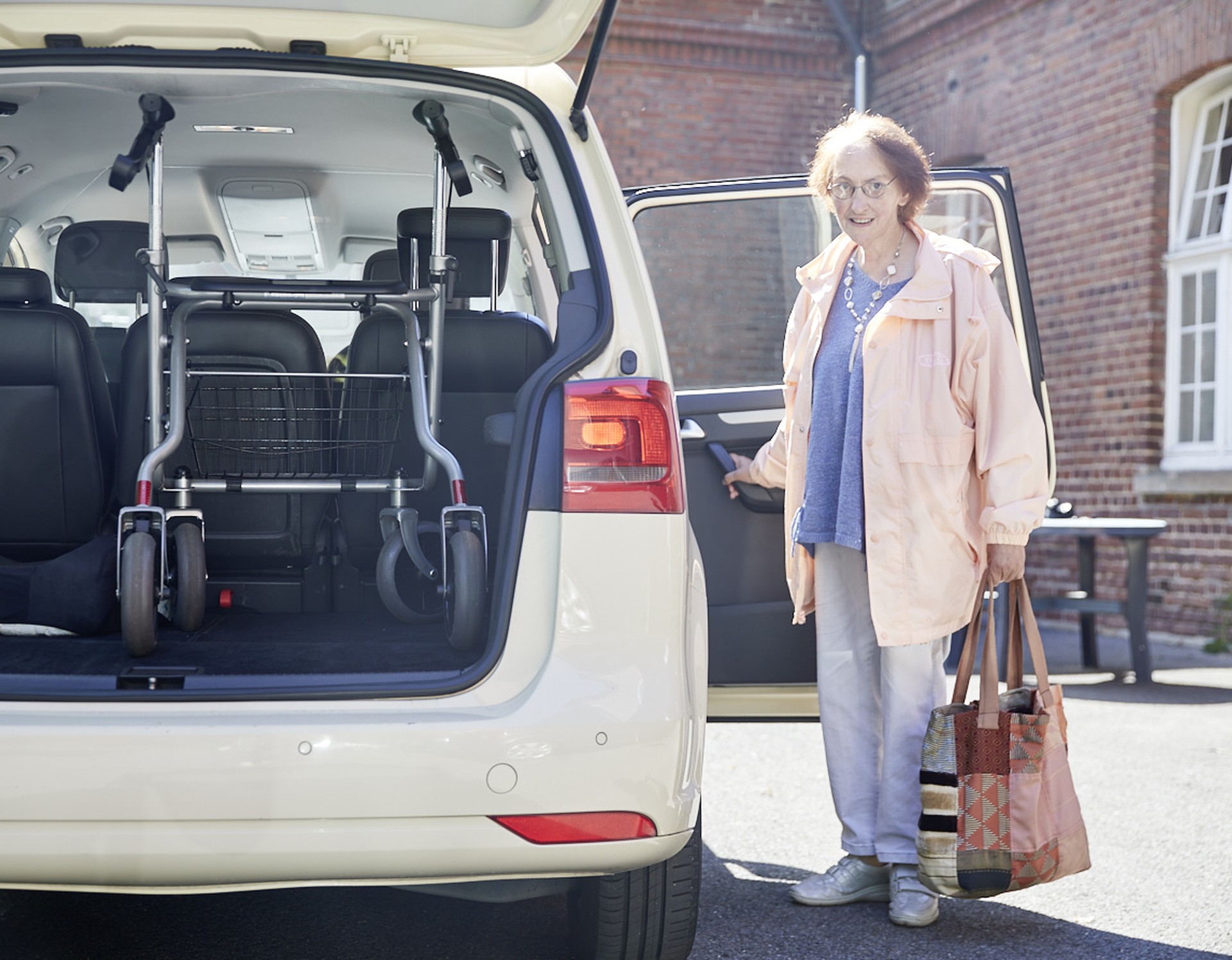 Eien ältere Dame steigt in ein Taxi