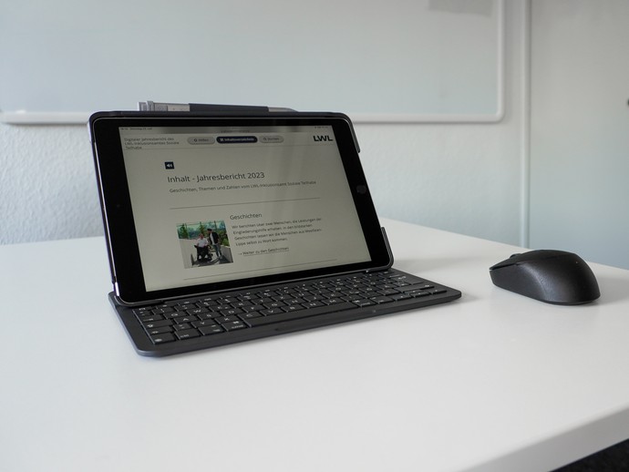 Jahresbericht auf Tablet geöffnet (vergrößerte Bildansicht wird geöffnet)