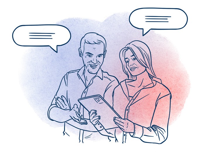 Illustration von einer Frau und einem Mann, die gemeinsam auf ein Tablet schauen, darüber zwei Sprechblasen (vergrößerte Bildansicht wird geöffnet)